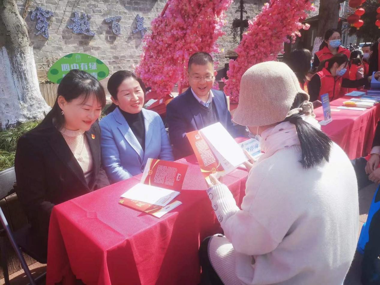 张娟律师参加“三八”妇女节维权宣传公益法律服务（图2）
