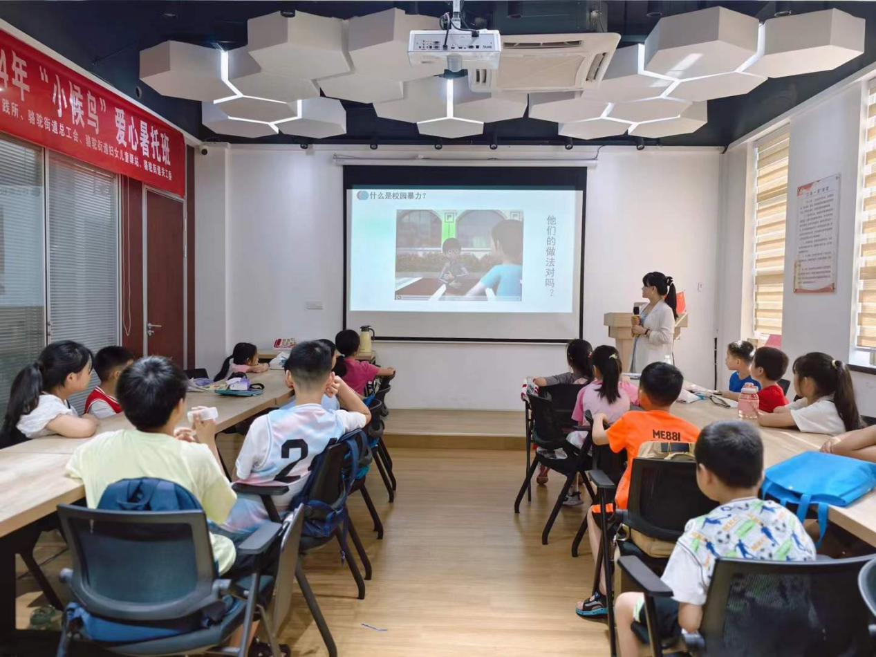 张娟律师主讲骆驼街道“小候鸟”暑期普法教育（图2）